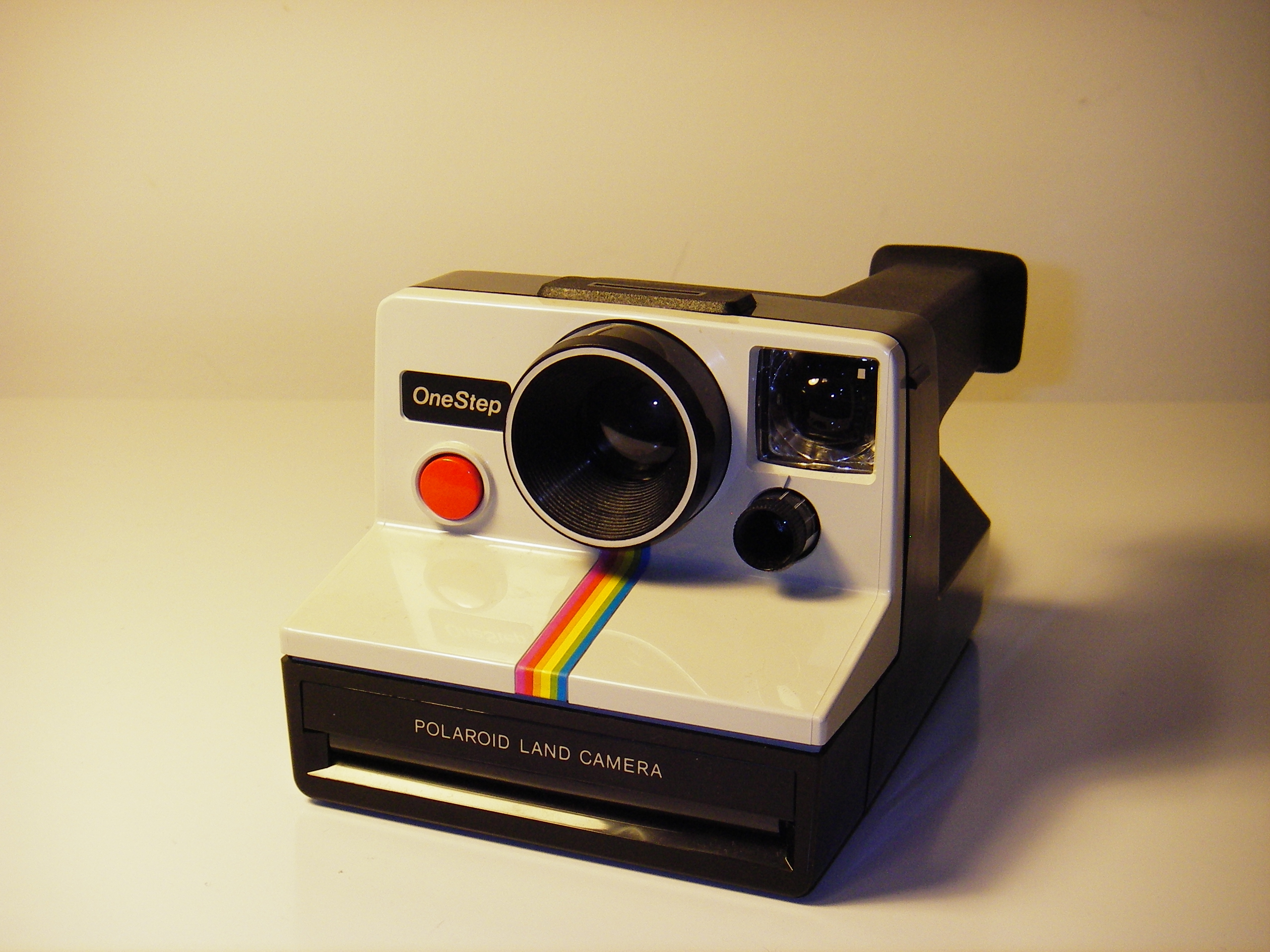 ÚJRA HÓDÍT A POLAROID GÉP